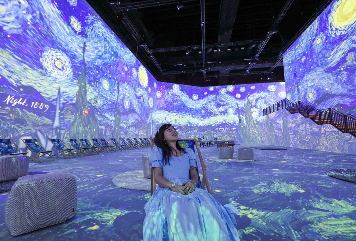 展览最大的装置便是两层楼高的360度VR展厅，里面将不断重复播放40分钟的投影。