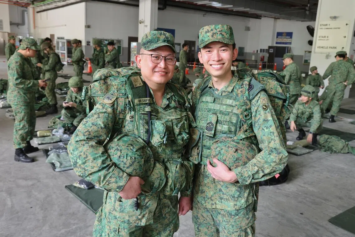 同为战备军人的陆军第九师副军医筛夫少校（左）和张勇健上士长，分别在动员演习中，负责医疗统筹与装备检查工作。（唐家鸿摄）