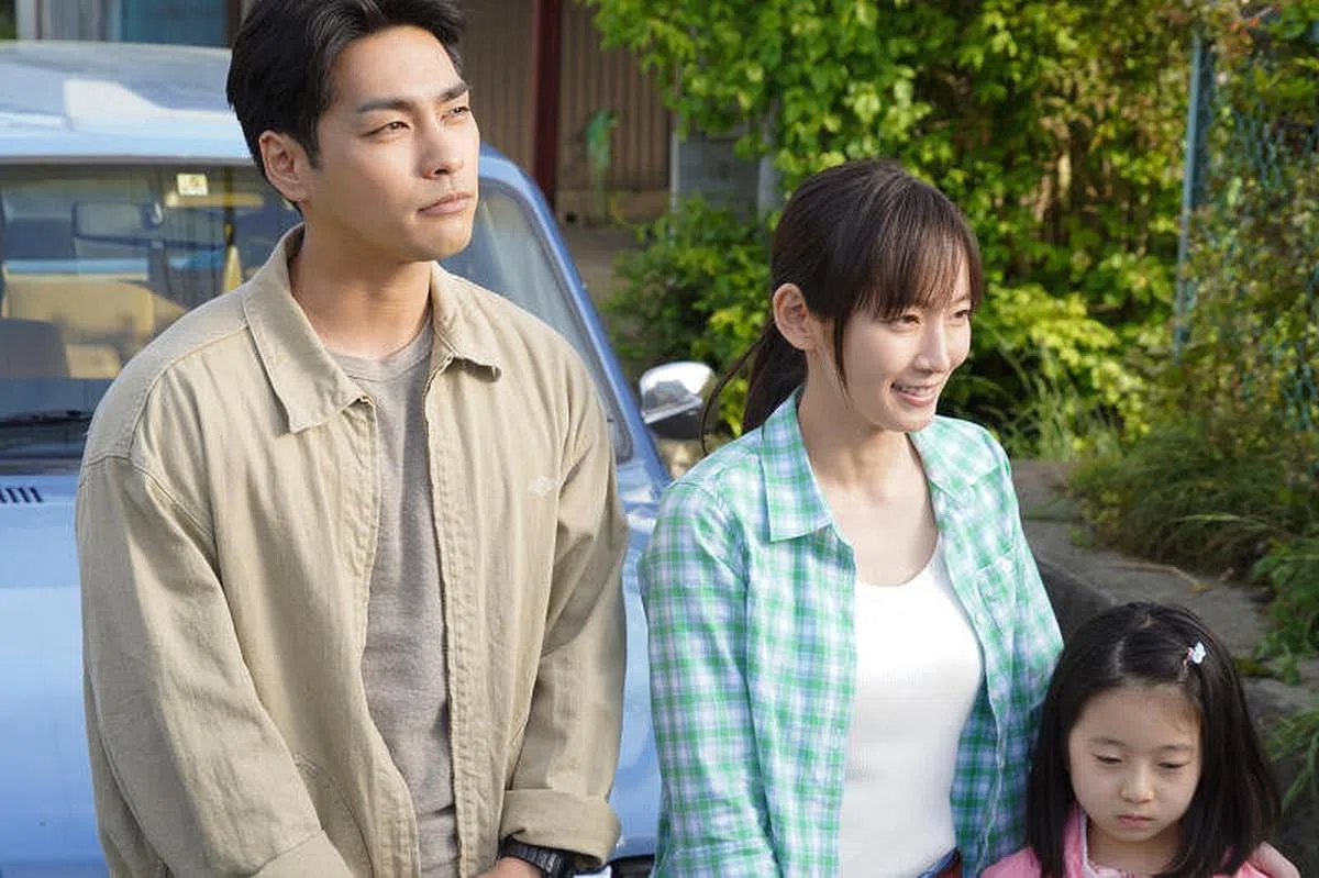 柳乐优弥（左起）饰演的警官，带着妻女到山区小村展开新生活。（Disney+提供）