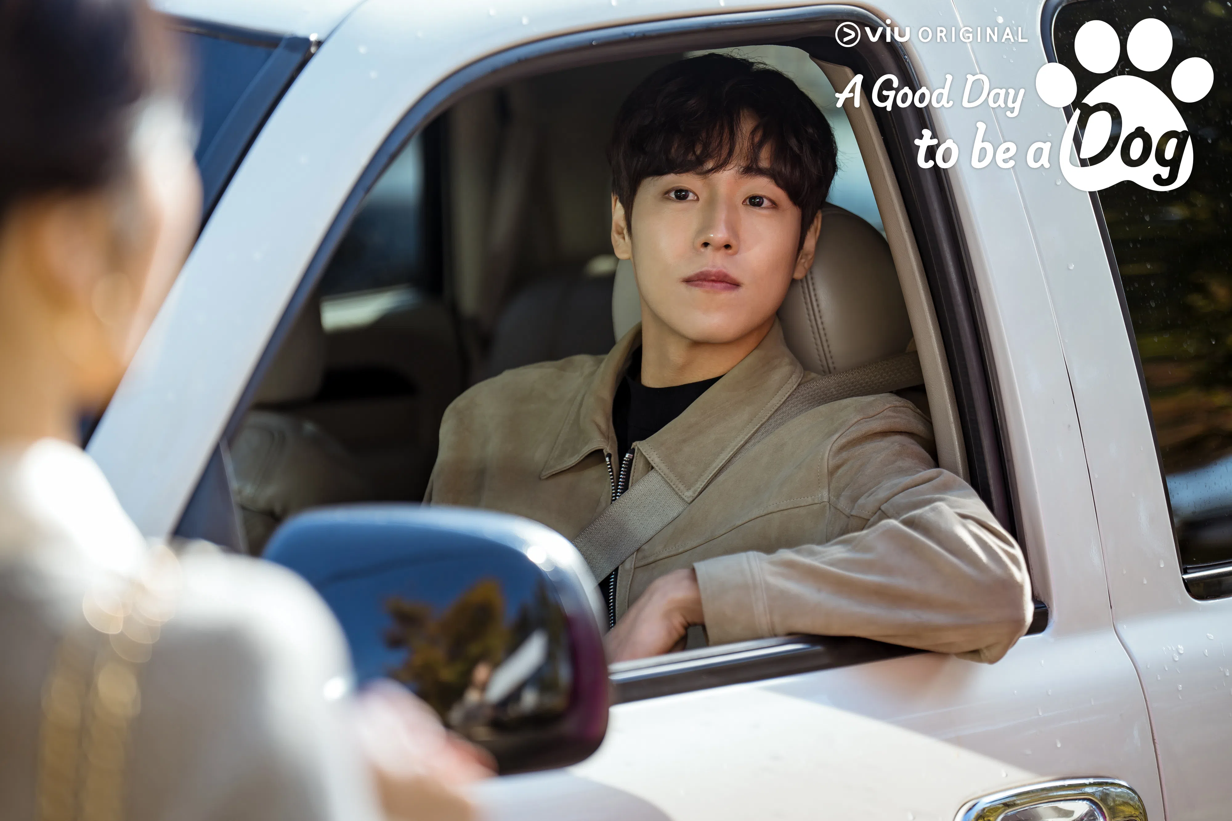 李玹雨的角色表面是教师，实为山神。（Viu提供）