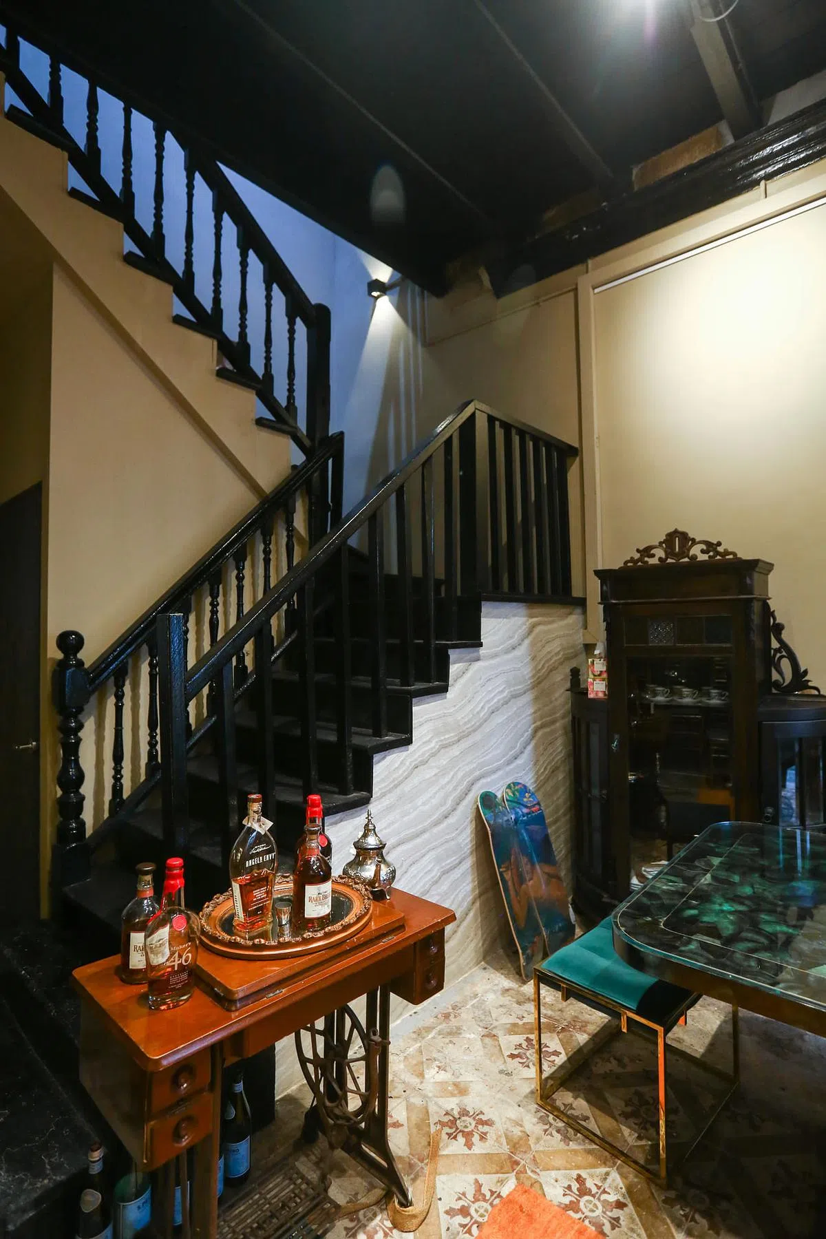 原汁原味的木楼梯分隔了前厅和饭厅，楼梯旁的旧针车已成摆设台。