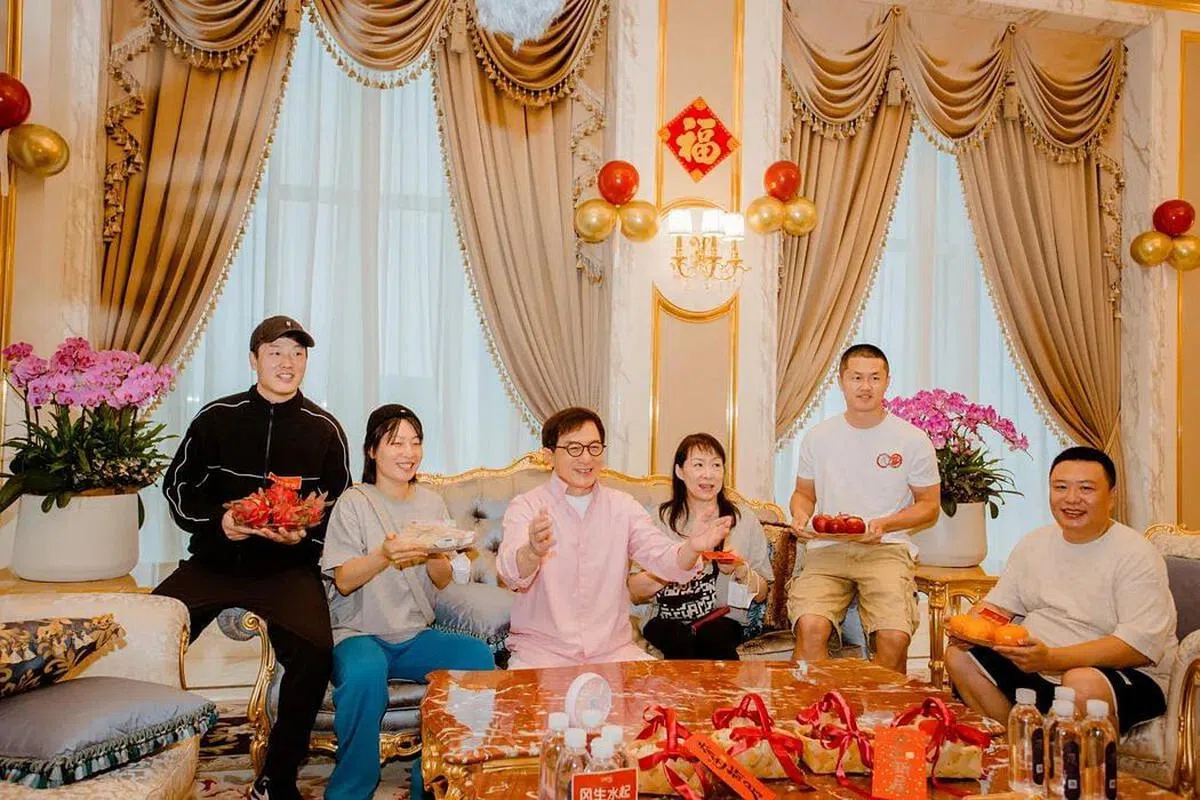 成龙乔迁新居，邀请亲朋戚友到新家。（图/互联网）