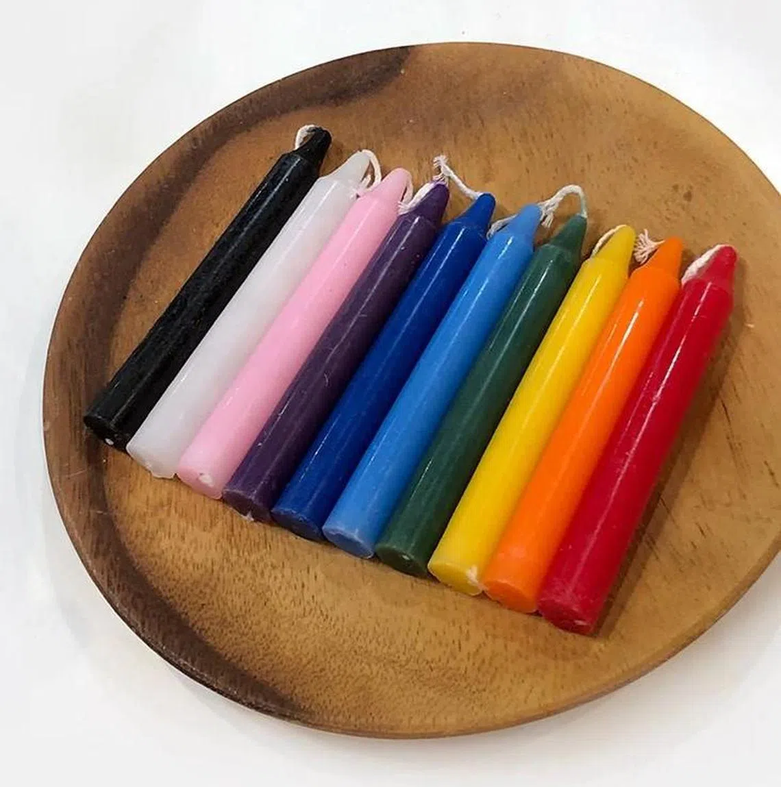 彩色脉轮蜡烛提供视觉焦点。（取自therapymarket.com.sg）