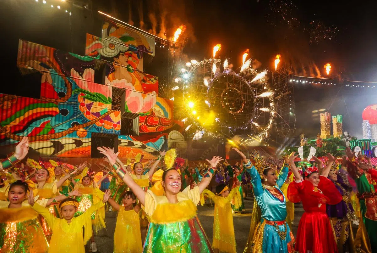 演出接近尾声时，600名表演者再次回到舞台呈献舞蹈，带领大家迈向更光明的未来。璀璨烟花随即燃放，第一晚的表演也落下帷幕。（陈斌勤摄）