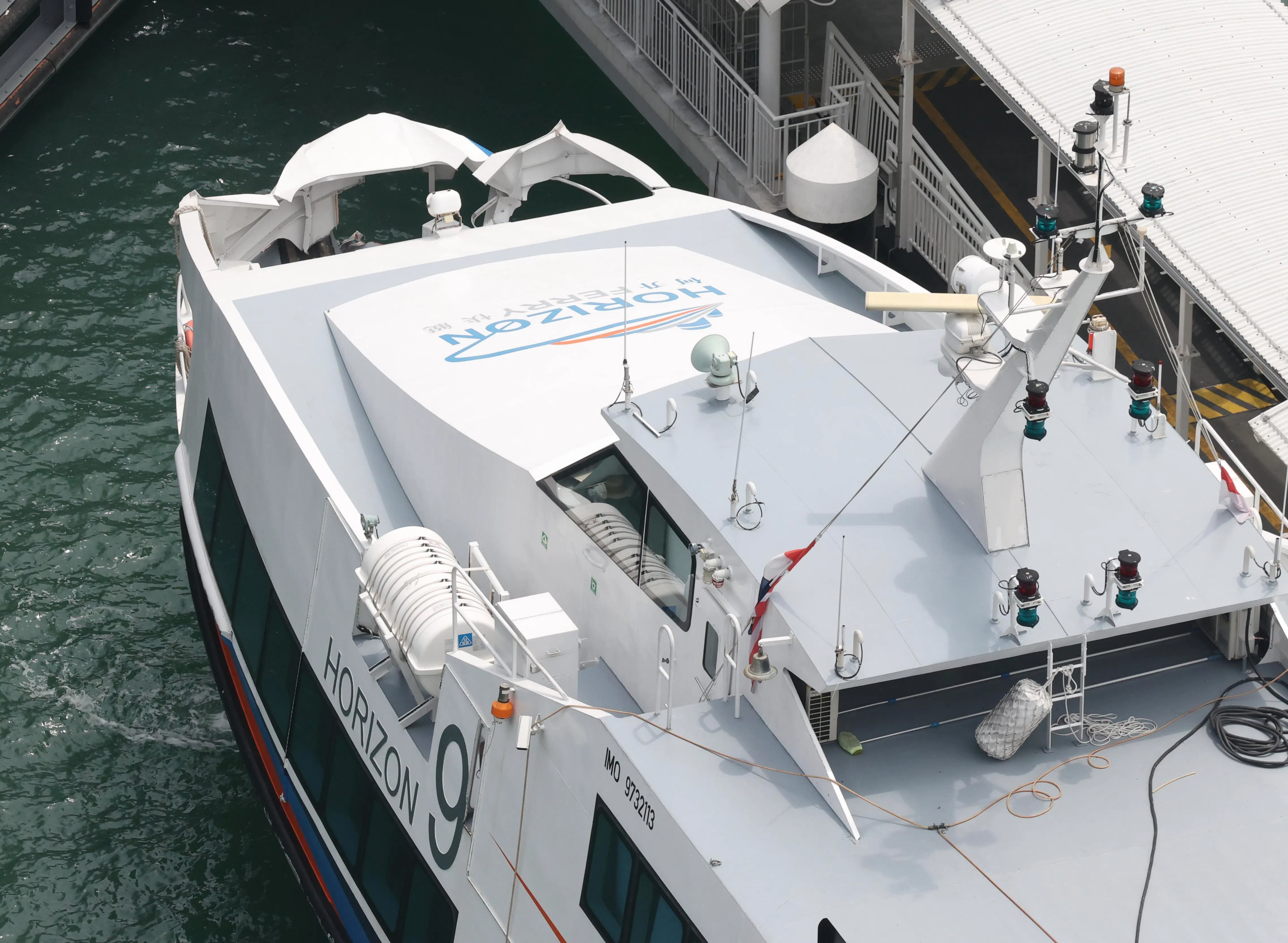 船头部分可见清晰的撞击痕迹。（郑一鸣摄）