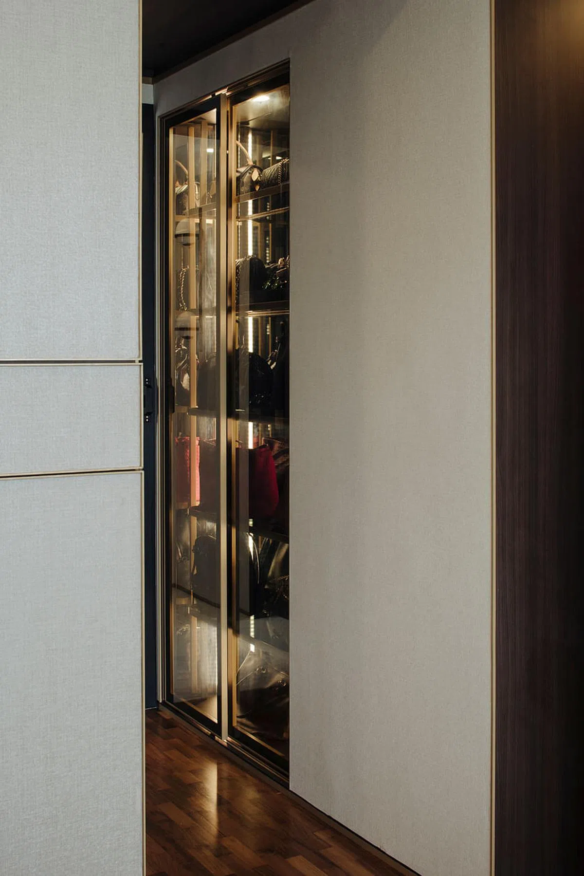 女主人展示包包的玻璃橱内装灯管，十分华丽，展现名牌店的气场。