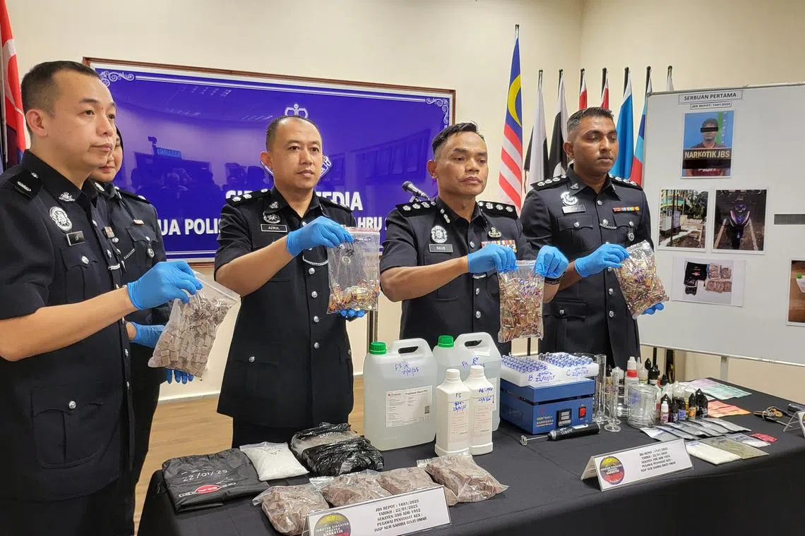 新山南区警区主任拉勿（右二）星期一（1月27日）在记者会展示警方起获的毒品。（取自新山南区警区脸书）
