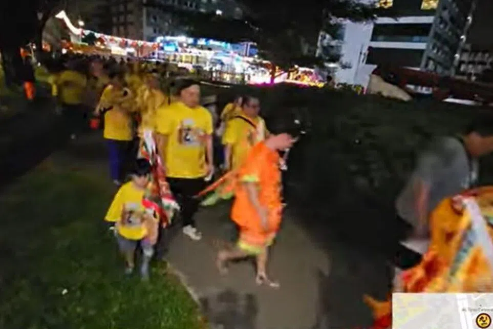 参与这场游行的善信除了占据马路的最左边车道，转入乌美2道后也占满了人行道。（取自法庭文件）