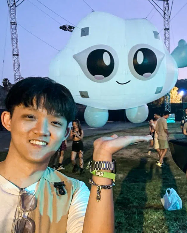 吴世民参加在洛杉矶举办的“云思妙想音乐节”，和自己设计的视觉元素合影超开心。（受访者提供）