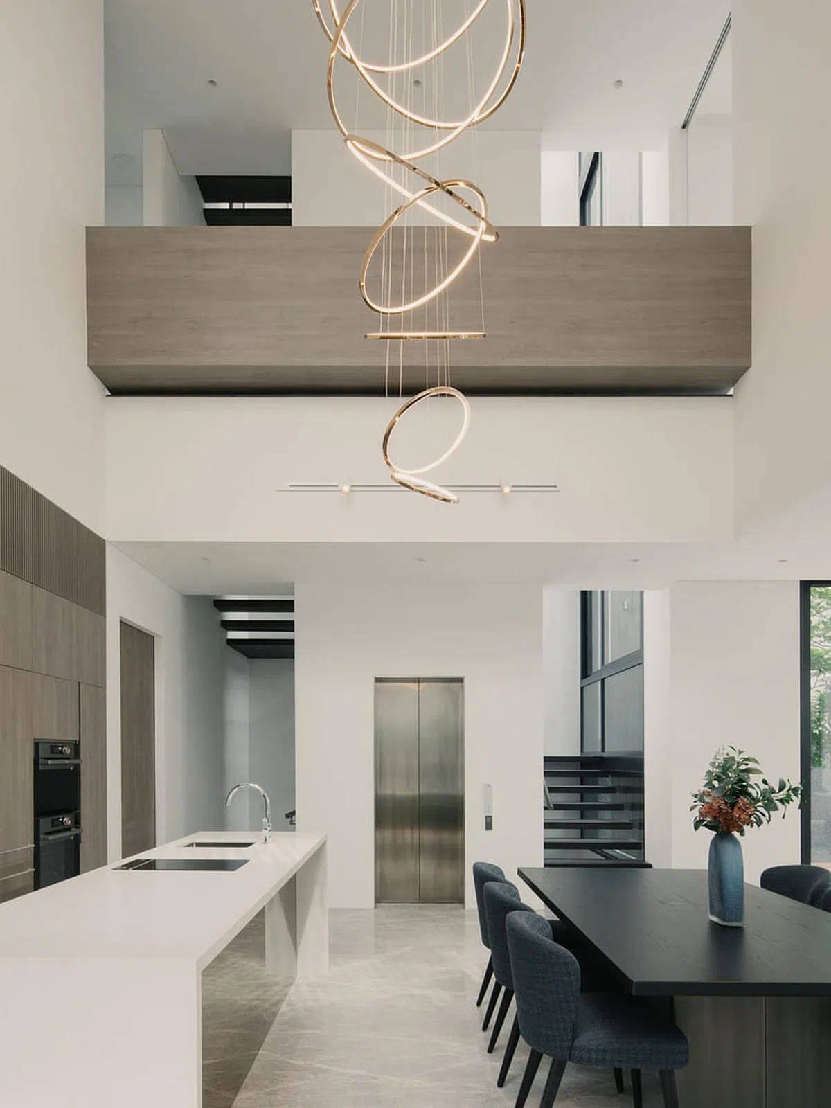 简洁干净的设计，从二楼延伸至一楼。