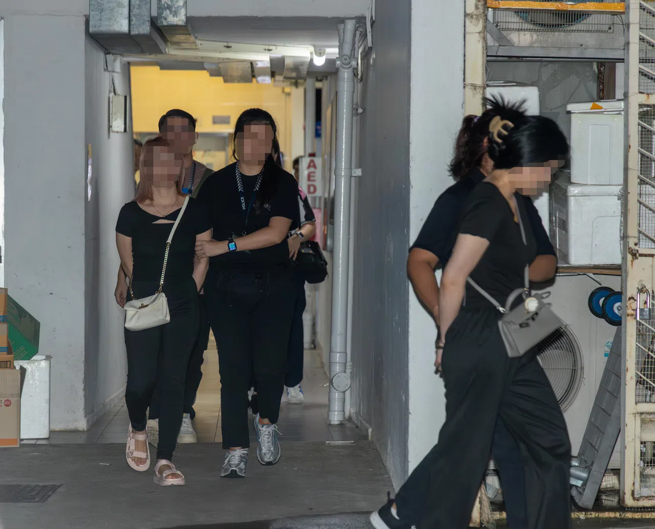 三名年龄介于23岁至35岁的外籍女子在当晚被警方带走。（吴先邦摄）