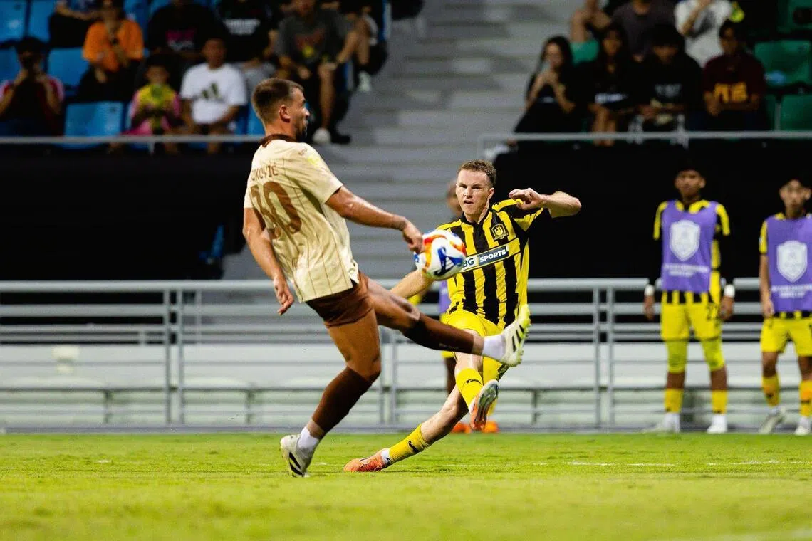 淡滨尼流浪翼锋布哈加尔（右）全场在左路十分活跃，也得到不错射门机会，但未能实现破门。（淡滨尼流浪提供）