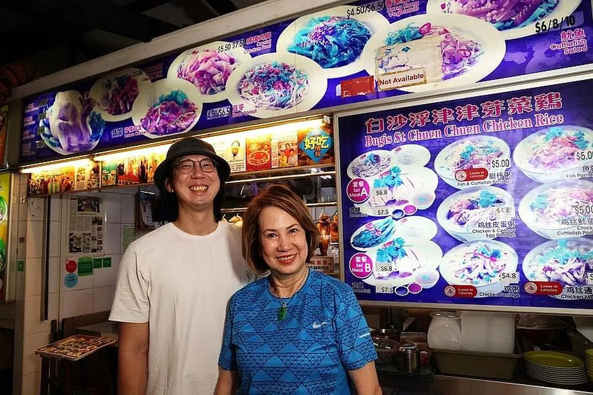 白沙浮津津芽菜鸡老板娘杨凤（右）和儿子胡益瑞，希望将老字号和传统味道发扬光大。（蔡家增摄）