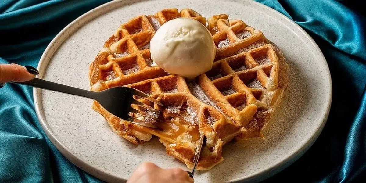 Beast & Butterflies餐馆的格子松饼年糕配有香草雪糕。（互联网）