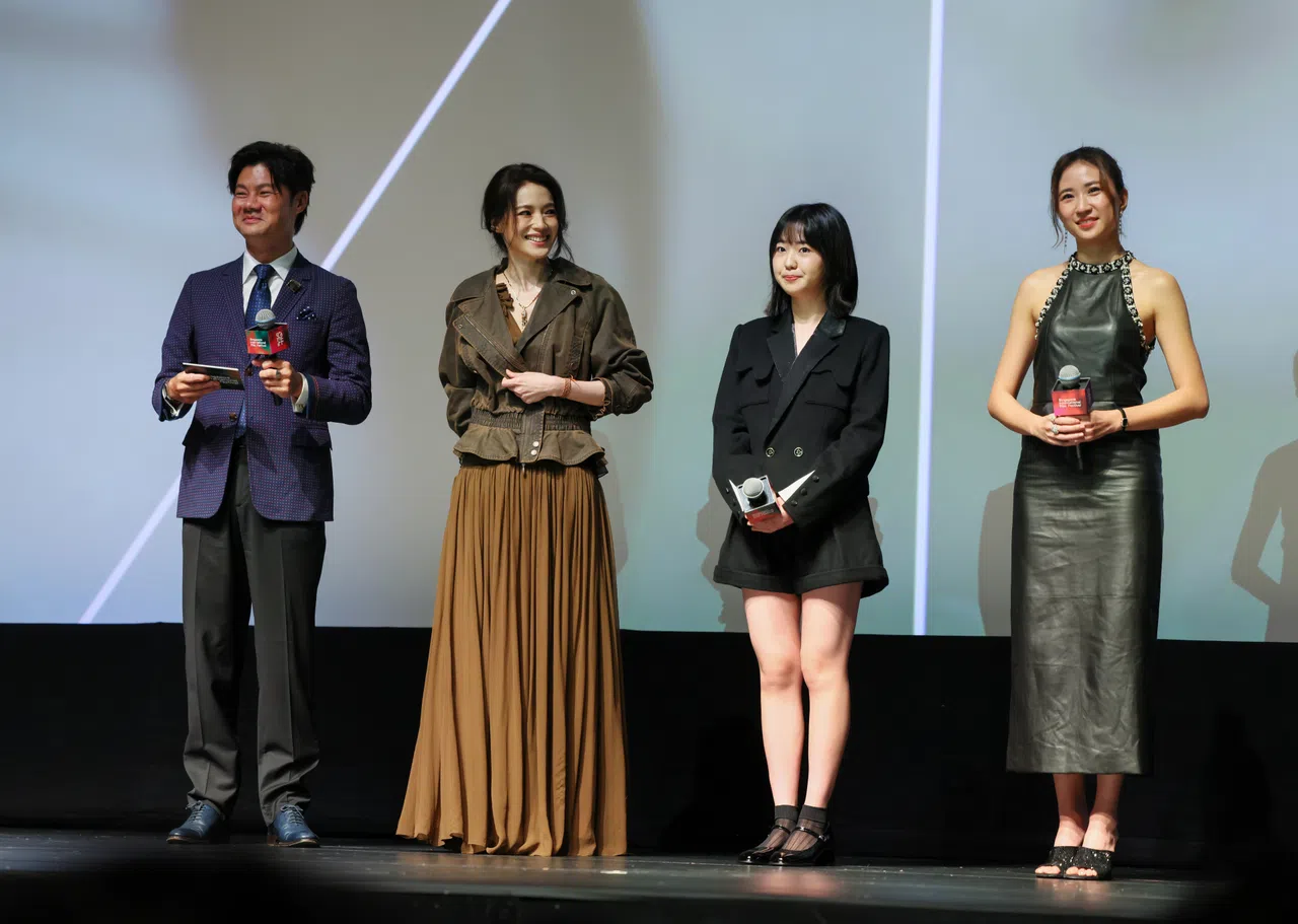 9m88 （右起）、白小樱和导演舒淇，接受主持人杨君伟访问。（龙国雄摄）