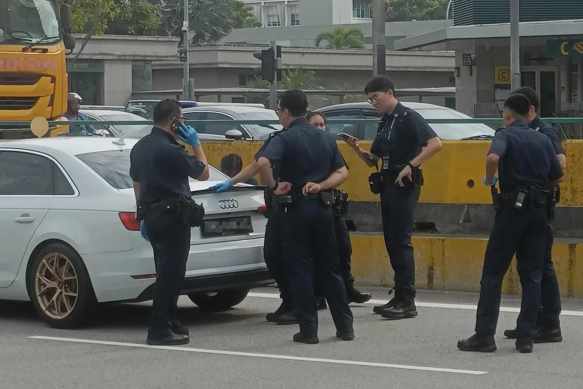 男子驾驶的奥迪轿车被警察拦下。（曾薪机摄）