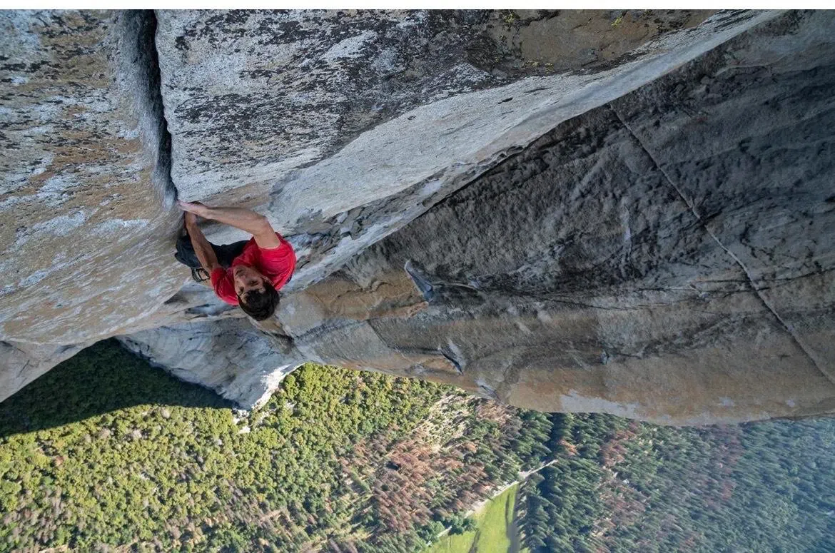 霍诺德无安全装备，孤身征服美国优胜美地国家公园的地标船长峰，而一战成名。（取自霍诺德社媒）