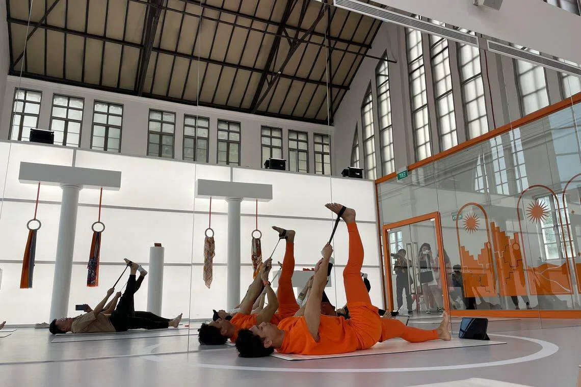 用爱马仕皮腰带拉筋。（林方伟摄）