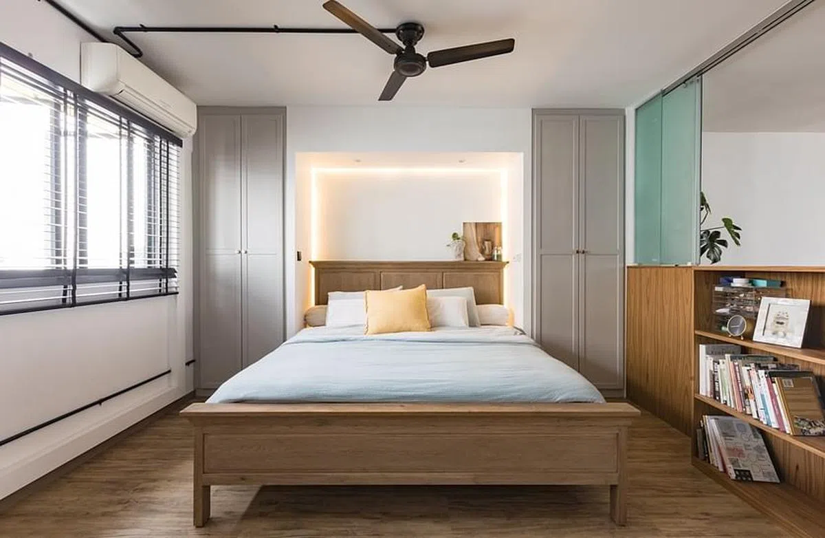 设计师将双人床嵌入两端壁橱形成的小湾，打造私密感。