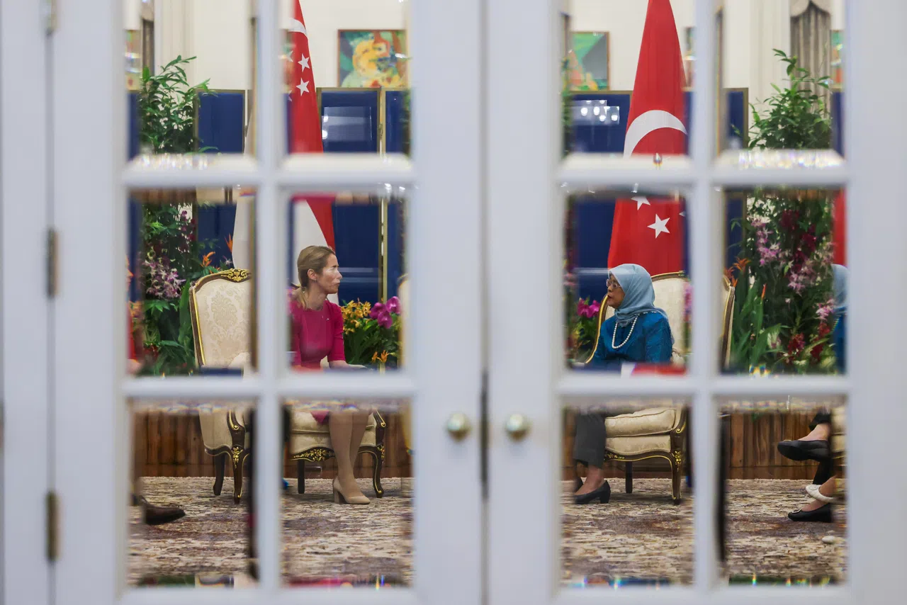 总统经常须在总统府接待外国政要。图中是爱沙尼亚总理卡里斯（左）会见哈莉玛总统。（白艳琳摄）