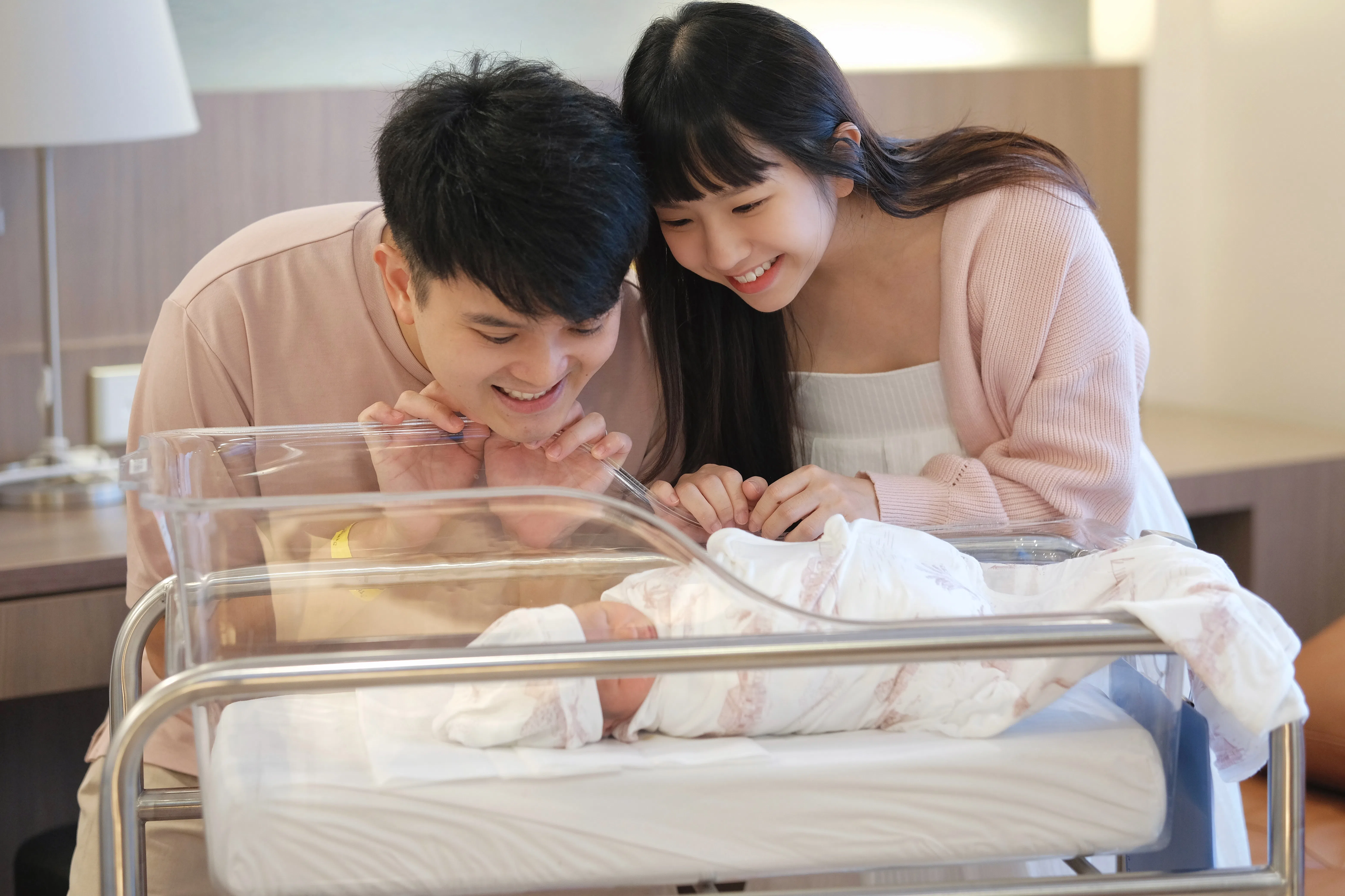 黄宇哲（左）和Lulu认为自己会是放养型父母。（受访者提供）