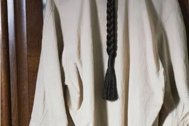 以法式简约风格见称的法国时装品牌LEMAIRE，近日因一辑宣传照在中国大陆引发轩然大波。照片中出现的长衫、长辫及剪刀等元素组合，被大批网民质疑明显影射清末的剪辫历史，带有“辱华”倾向。在舆论压力下，LEMAIRE4月26日发声明致歉，称并未充分考虑文化语境的差异。