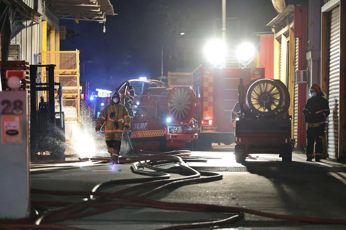 失火范围有一个半足球场大小，民防部队用八支水枪和一台无人驾驶灭火机进行灭火工作。（唐家鸿摄）