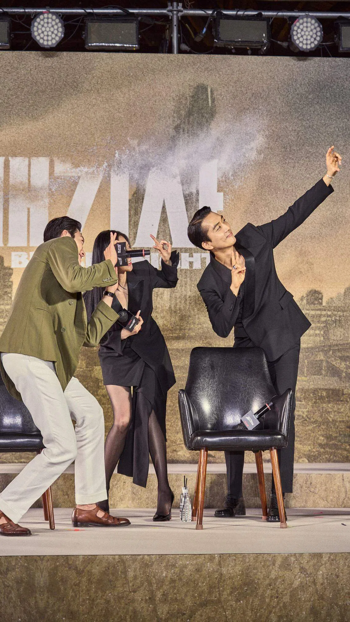 宋承宪（右）、李絮（中）和金宇彬，搬演宋承宪在片场爱找人拍照的趣事。（Netflix提供）