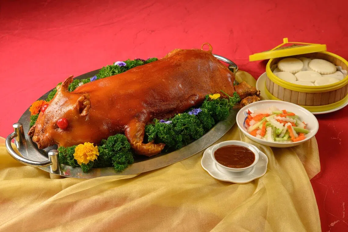 鸿运当头脆皮乳猪，皮脆肉香。（特约黄𬀩捷摄）