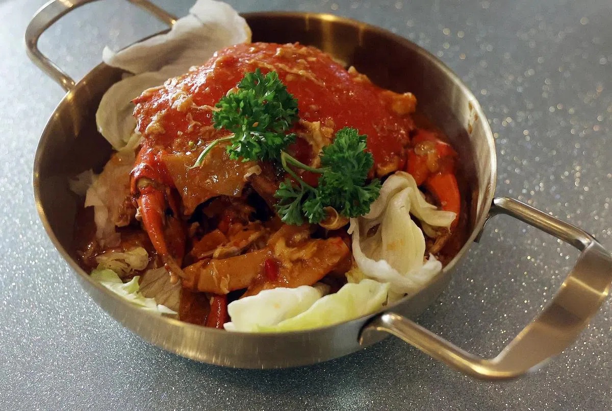 辣椒螃蟹经改良后，以参峇、番茄泥和蛋汁烹制酱汁。（饶进礼摄）