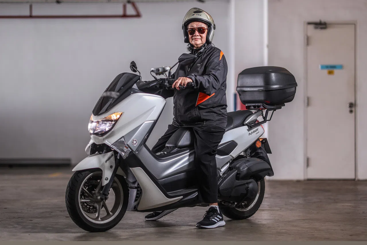 戴上墨镜头盔、跨上雅马哈电单车，林淑贞在路上肯定是回头率很高的飒爽女骑士。（白艳琳摄）