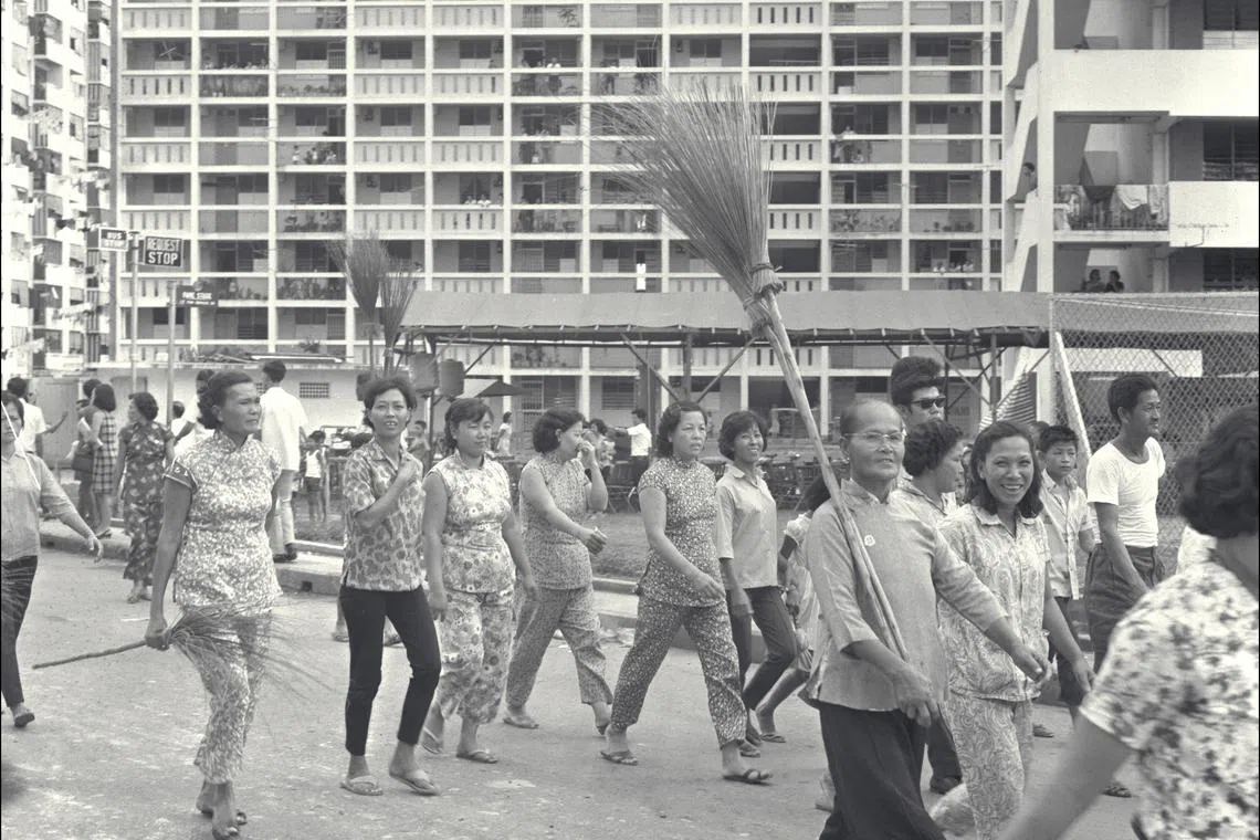 1968年的“扫帚行动”号召全民参与住家环境清洁运动，图中“娘子军”带着扫帚浩荡出发。（档案照）