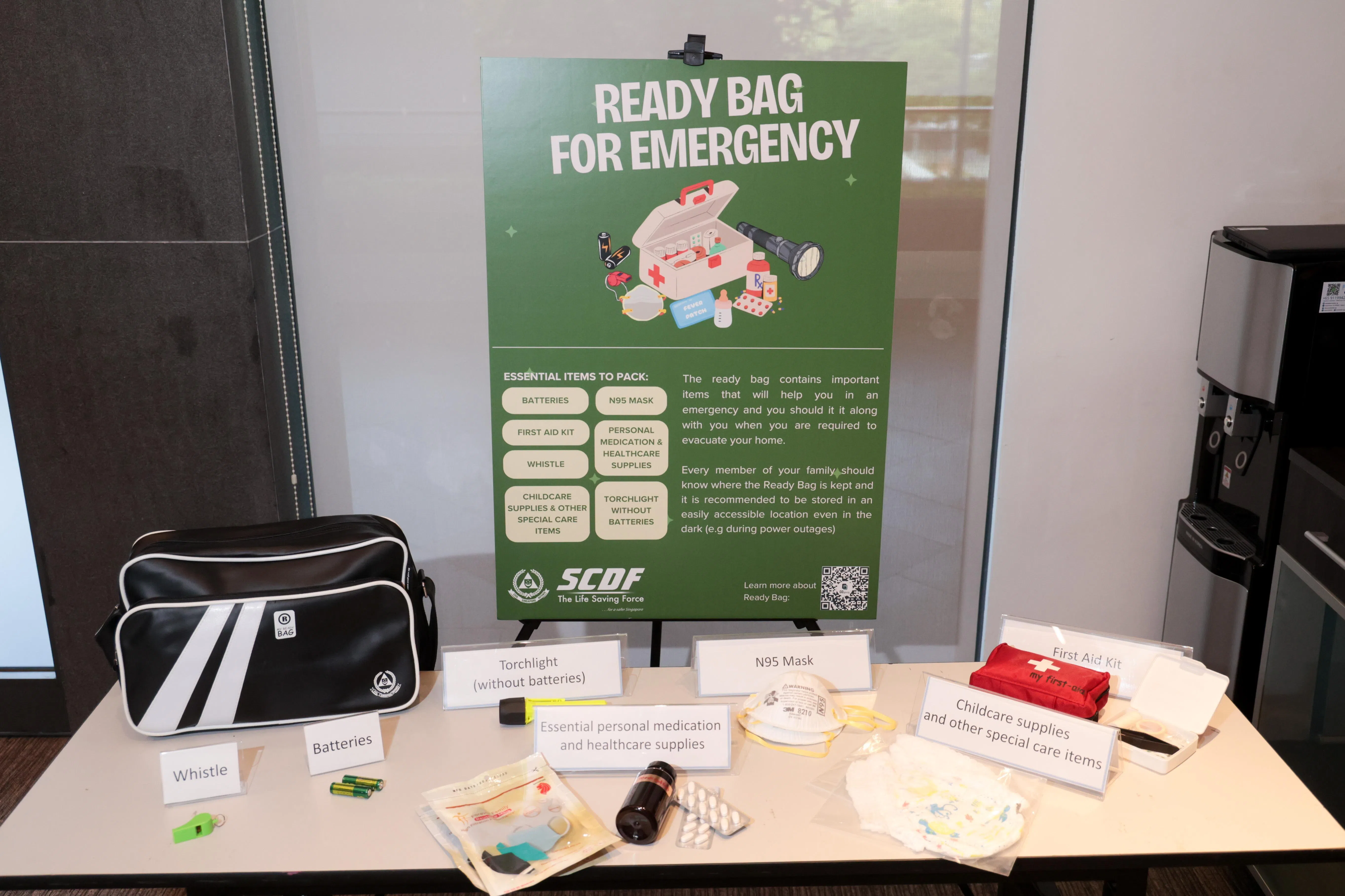 新加坡民防部队展示应急准备包内的基本物资，包括电池、哨子、手电筒、口罩、急救用品，以及个人药物和婴幼儿护理用品。当局提醒公众，在突发事故和长时间中断情况下，提前做好基本应急准备。（李冠卫摄）