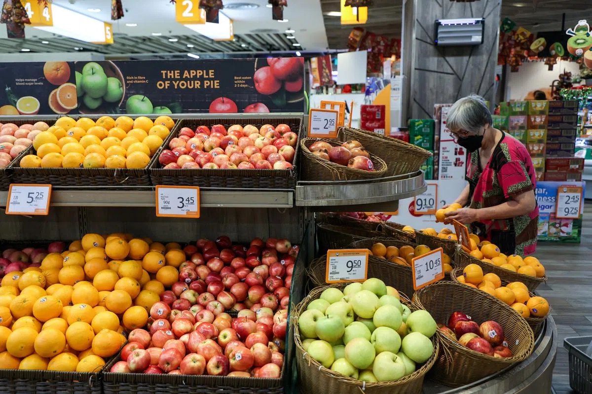 商家从1月1日起须为商品标示含8％消费税的价格。（白艳琳摄）