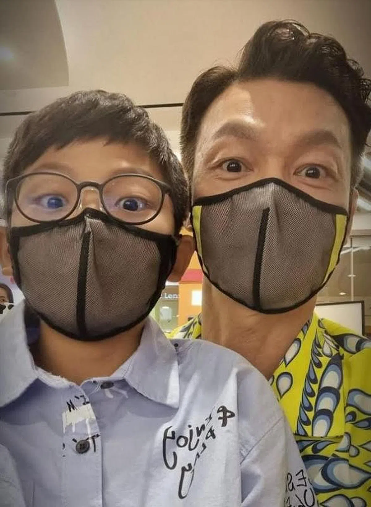 李国煌与爱儿烱铨合拍广告。（受访者提供）