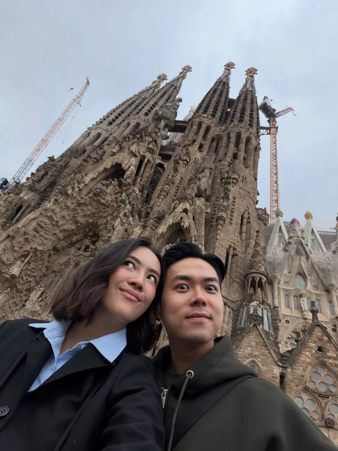 伍思翰（右）和郑颖在西班牙参观了宏伟的圣家堂。（取自郑颖IG）