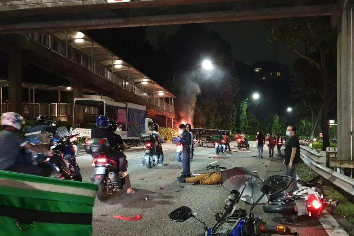 车祸现场一片狼藉，电单车零件和碎片撒落一地。（档案照片）