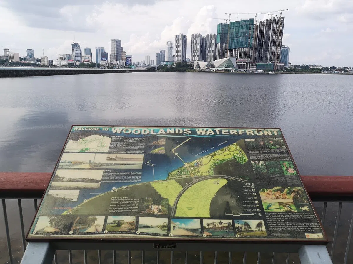 兀兰海滨公园凭栏眺望，对岸市容一览无遗。