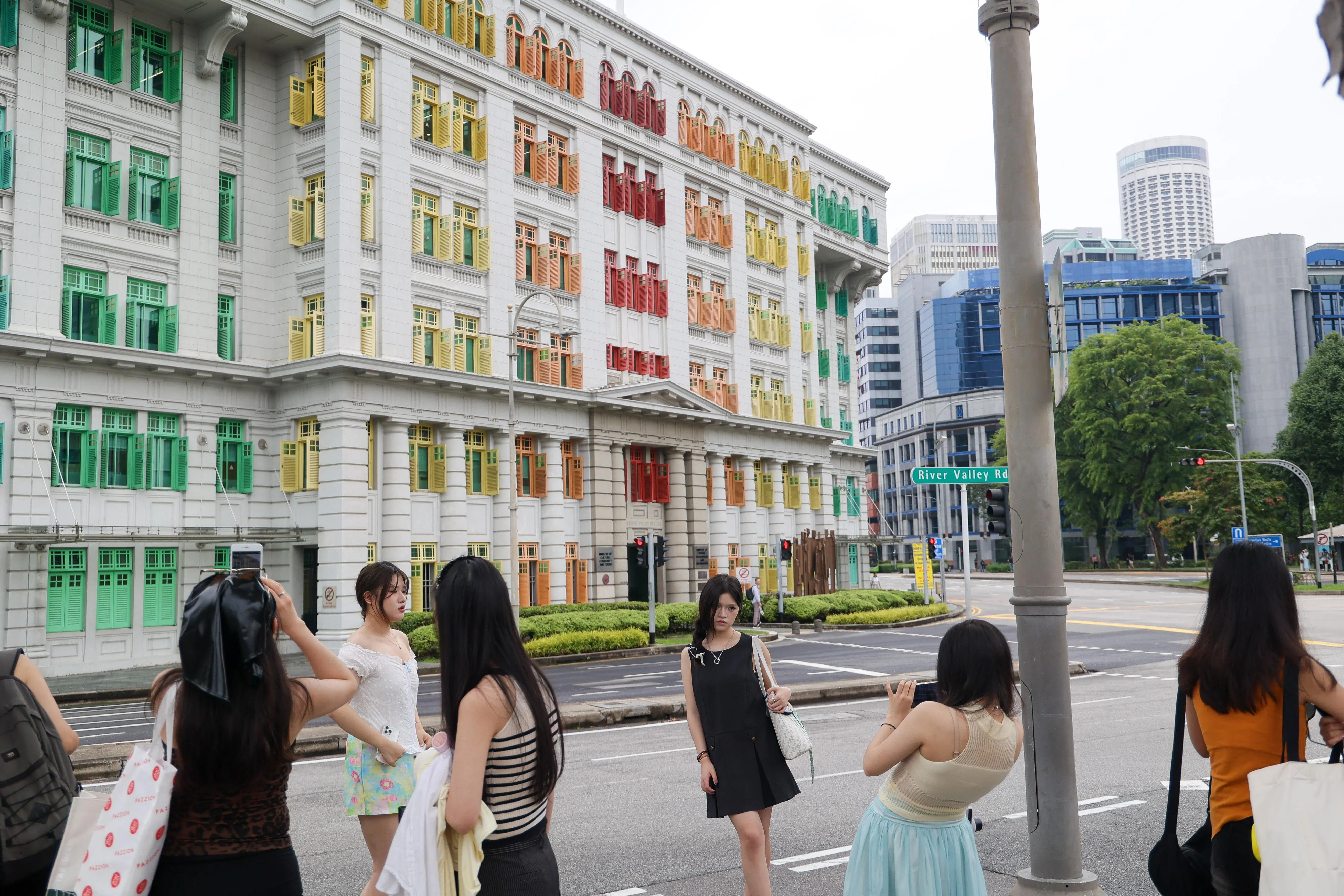 旧禧街警察局的彩虹色外墙，吸引许多中国游客前去拍照打卡。（张俊杰摄）