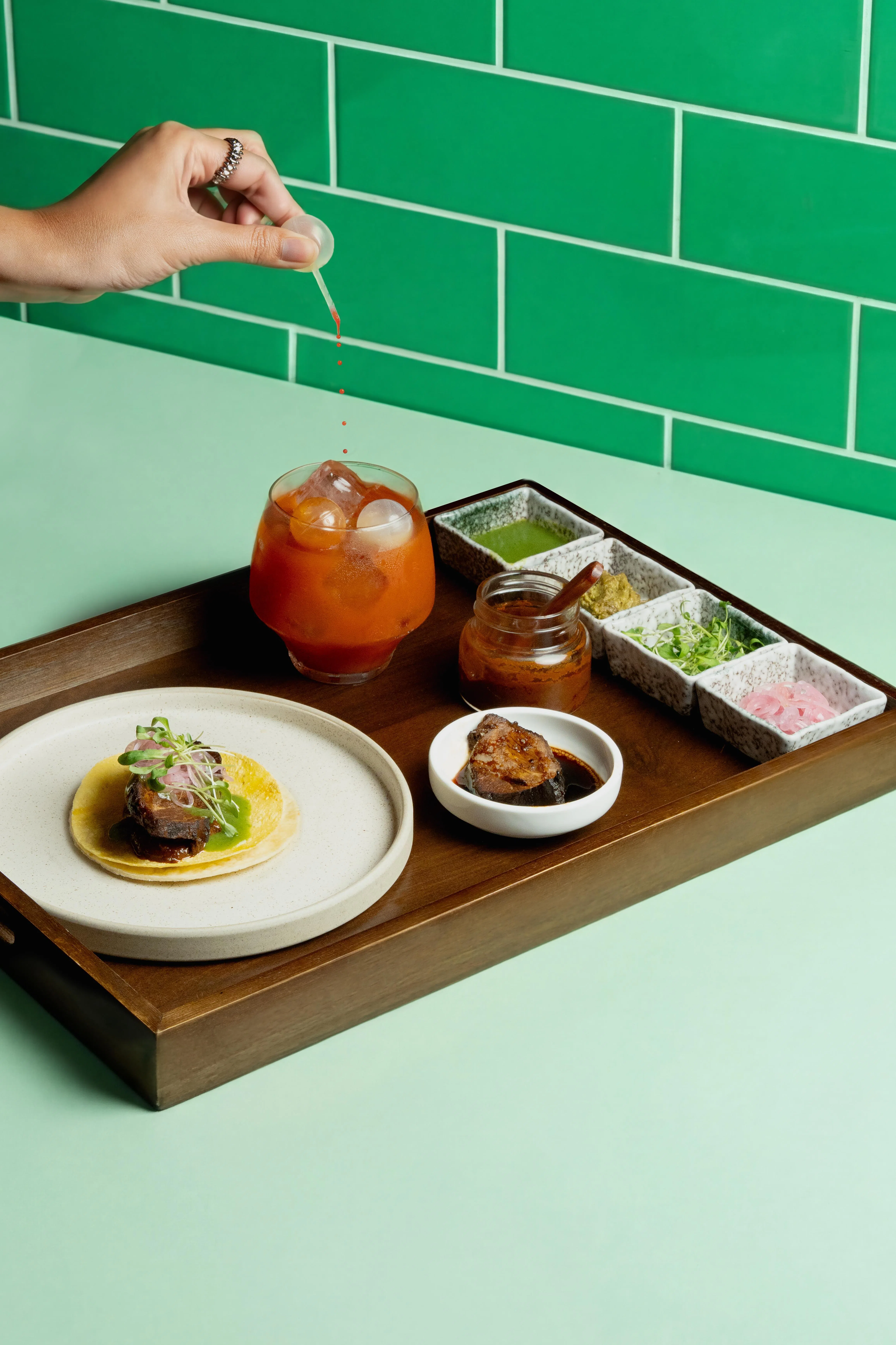 慢炖牛小排配搭喜力米切拉达。（品牌提供）