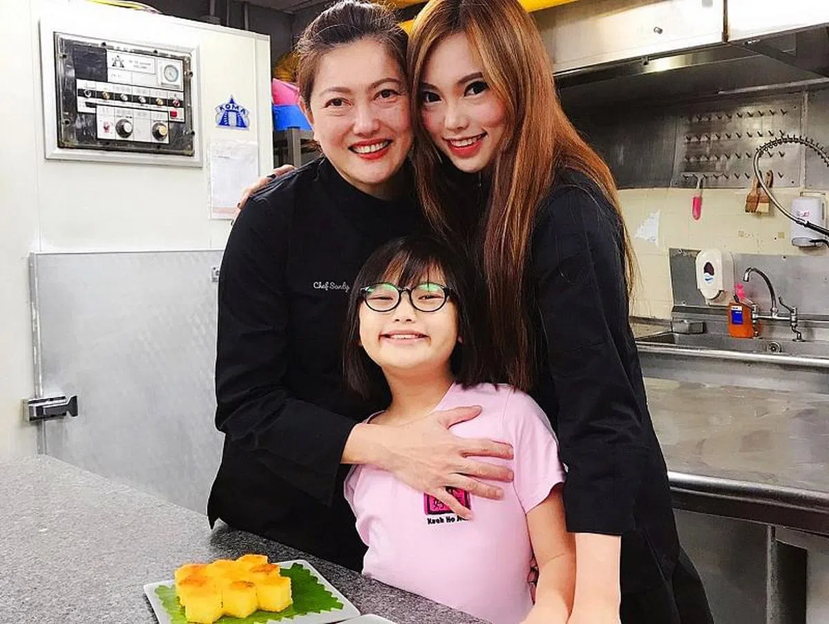 粿好吃创办人陈佩佩（左一），与她的女儿陈韻好和孙女曾婷。（图／受访者提供）