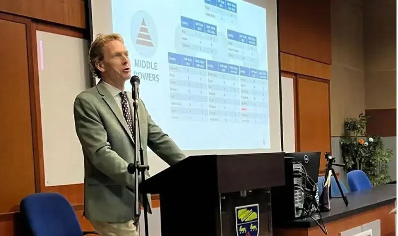 美国波特兰大学政治科学系教授季礼日前在马来亚大学演讲时，指责马国政治领袖支持对犹太人进行第二次大屠杀，引起争议。（取自X平台）