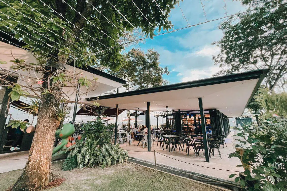 樟宜机场第二搭客大厦（T2）户外，首开Overflow音乐酒吧。（餐馆提供）