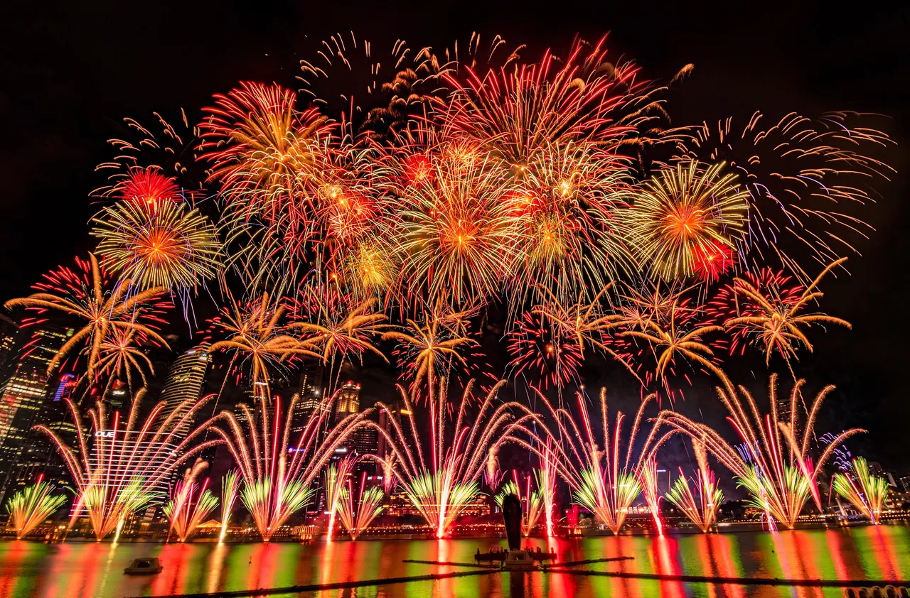 烟花表演是每年国庆庆典的一大亮点，吸引不少摄影爱好者到滨海湾一带拍摄。早报读者用镜头捕捉烟花燃放的壮观画面。（Max Chua摄）