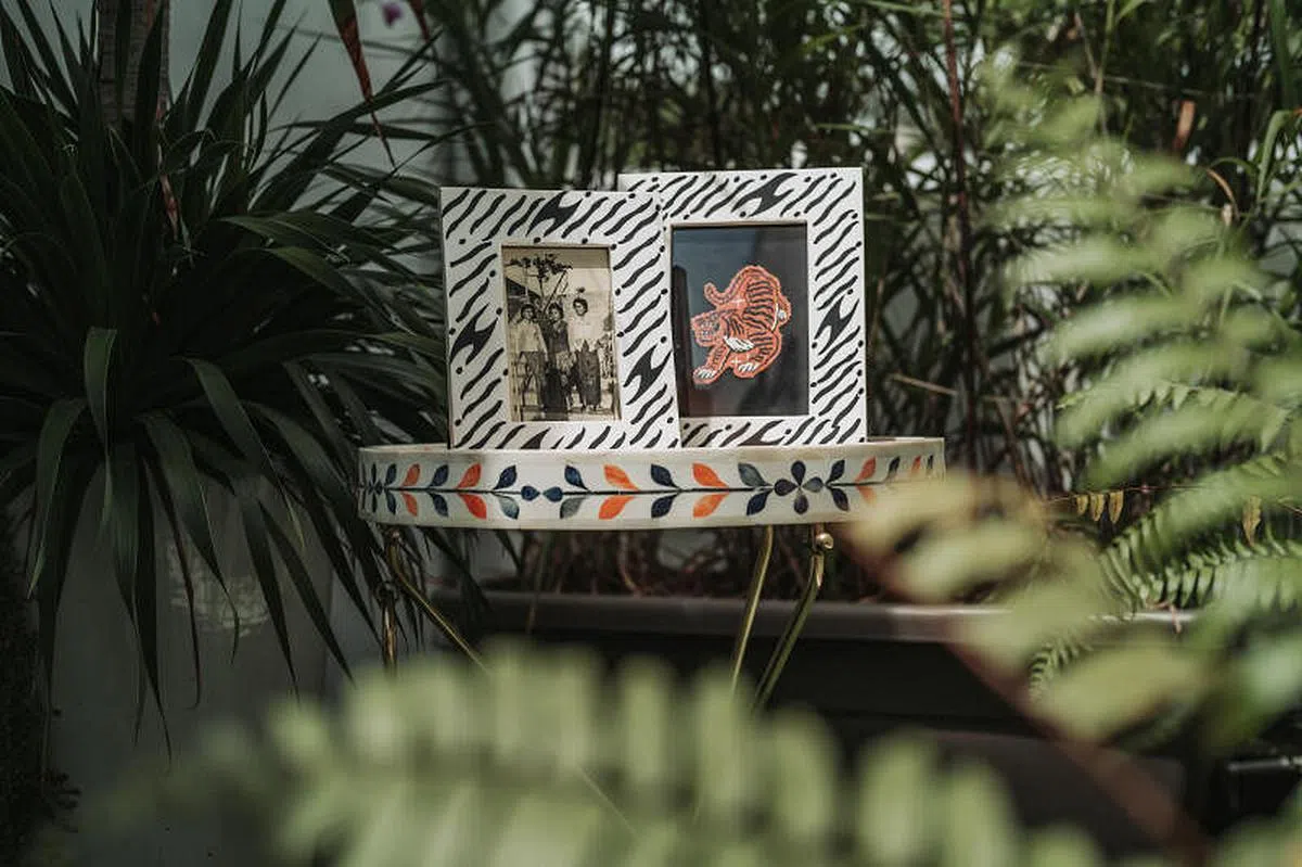 Baju by Oniatta将传统的巴冷刀峇迪图案调成虎纹，与Ipse Ipsa Ipsum合作推出虎纹家饰品。