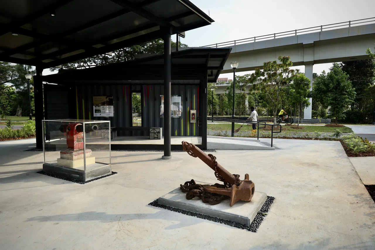 巴西班让公园内展出的历史文物包括立在原址的旧大炮和船锚。（特约陈来福摄）
