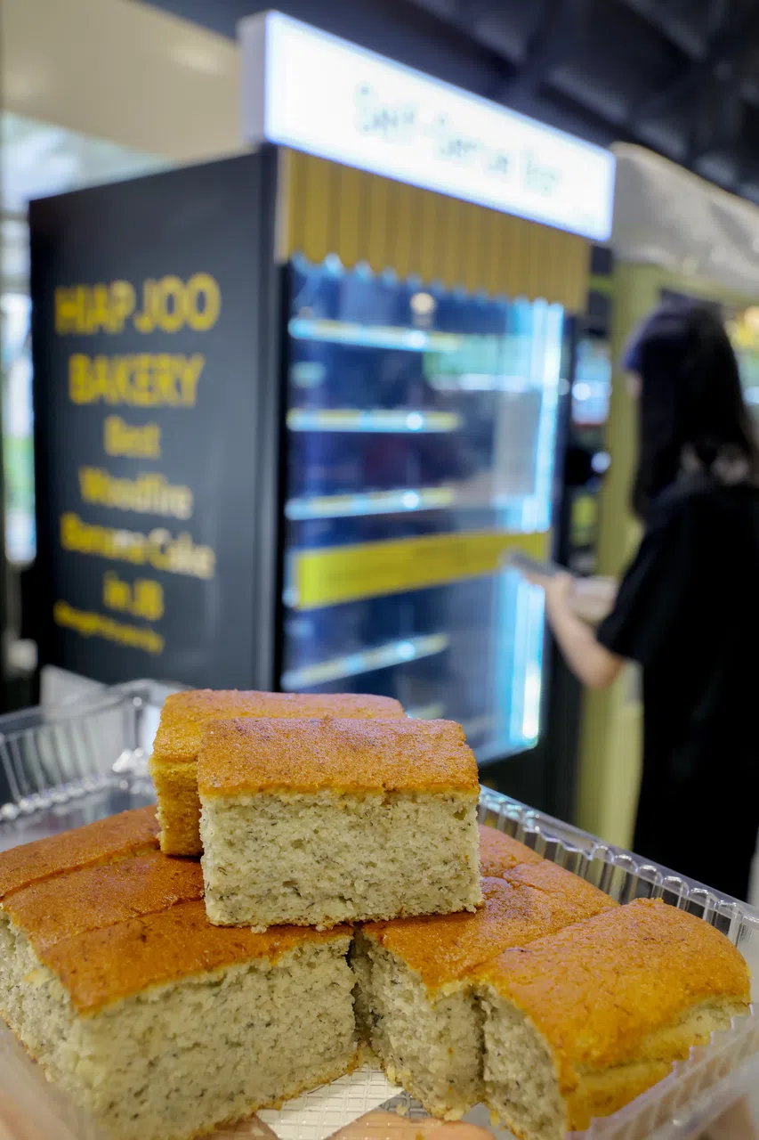 本地信佳小贩中心设有自动贩卖机，售卖来自新山协裕面包的香蕉蛋糕。（龙国雄摄）