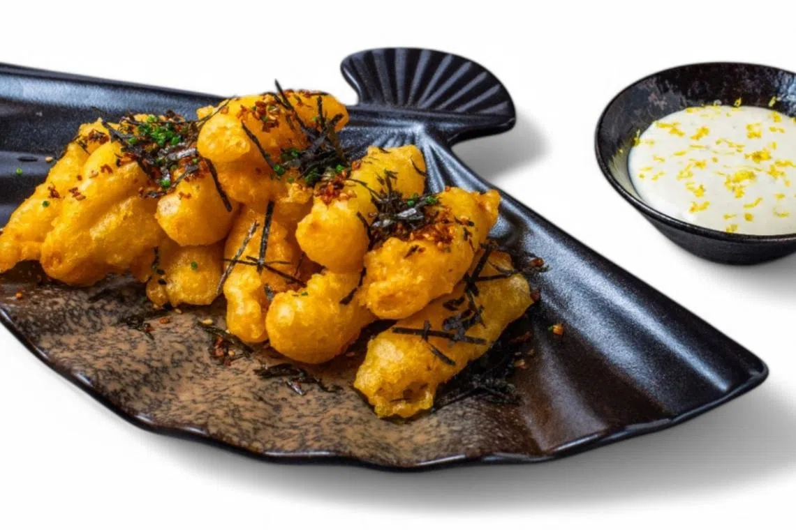 炸比目鱼块配搭特调的柚子酱。（餐馆提供）