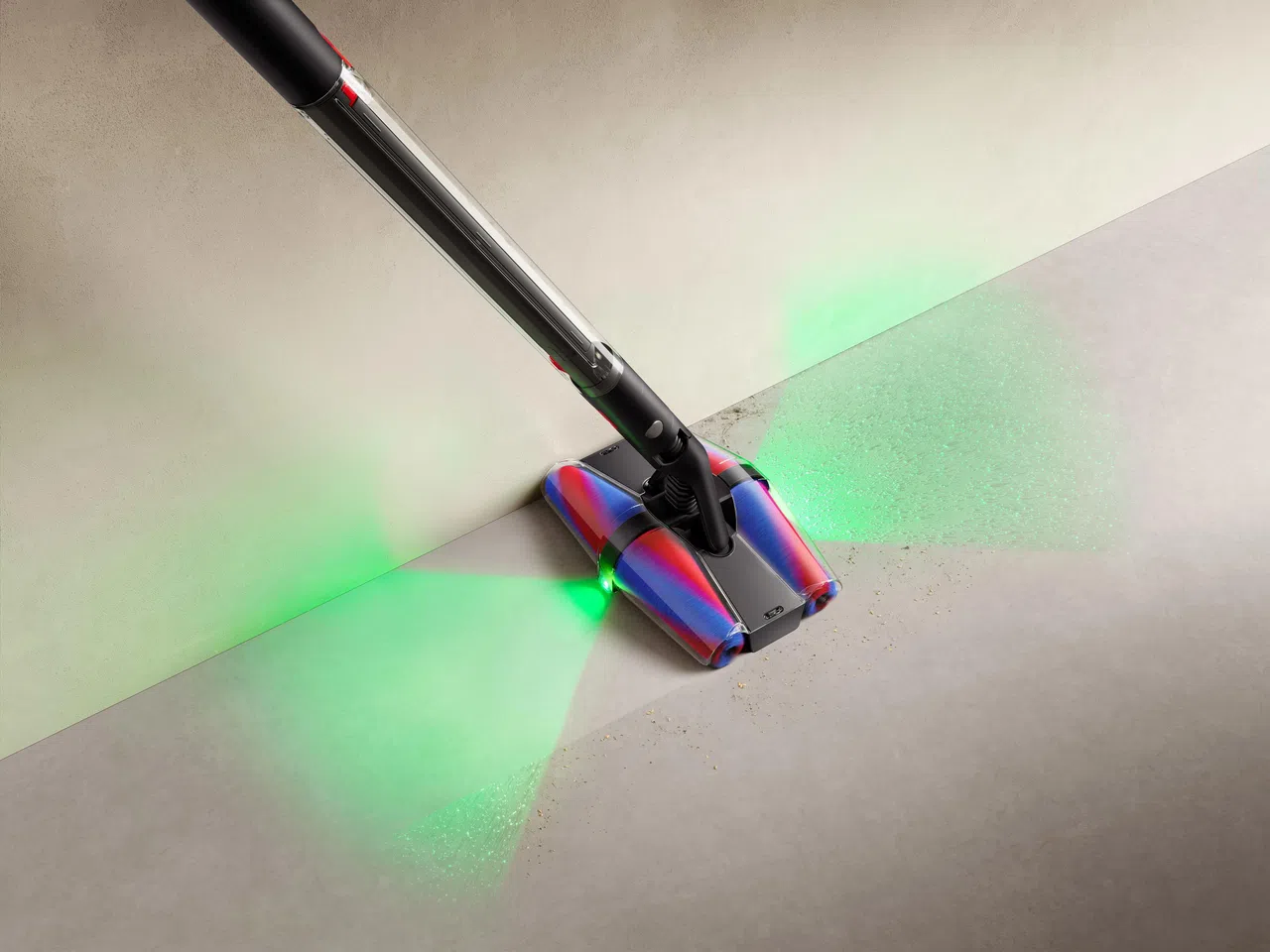 戴森设计吸头两侧稍微凸出，目的是更好地贴墙清洁。（厂商提供）