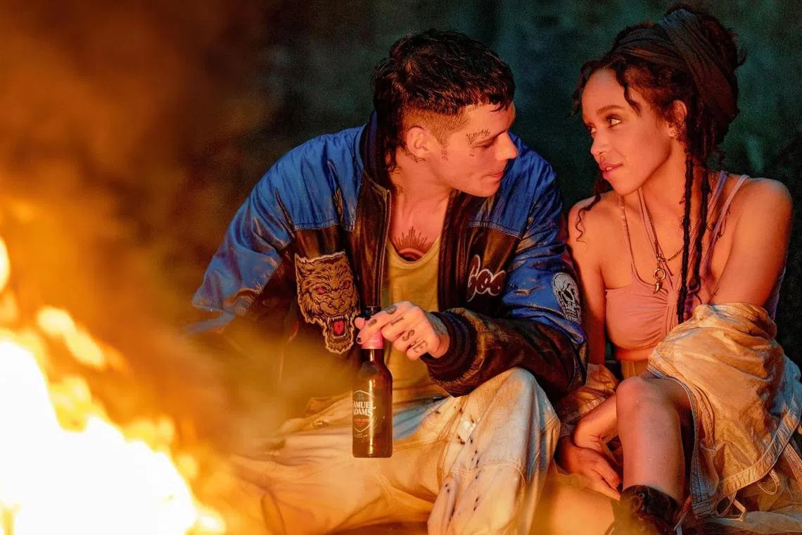 《乌鸦：重生》看到了男主儿时的心理创伤及女主的暗黑经历，情感的铺陈强化了男女主“爱之深”的合理性。（剧照／取自IMDb）